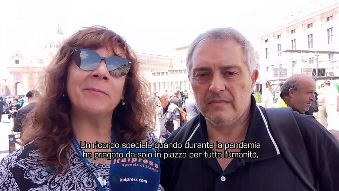 Migliaia di fedeli in piazza San Pietro per l’omaggio a Papa Francesco Migliaia di fedeli in piazza San Pietro per l’omaggio a Papa Francesco