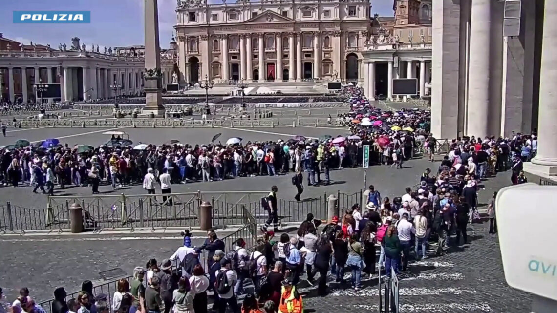 Papa, la folla raccolta a San Pietro. Le immagini Papa, la folla raccolta a San Pietro. Le immagini