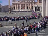 Papa, la folla raccolta a San Pietro. Le immagini