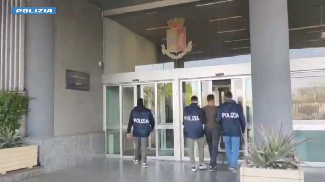 Arrestati 3 pakistani per traffico di migranti verso l’Ue, le immagini Arrestati 3 pakistani per traffico di migranti verso l’Ue, le immagini
