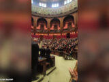 Camera e Senato, un minuto di silenzio un lungo applauso per il Papa
