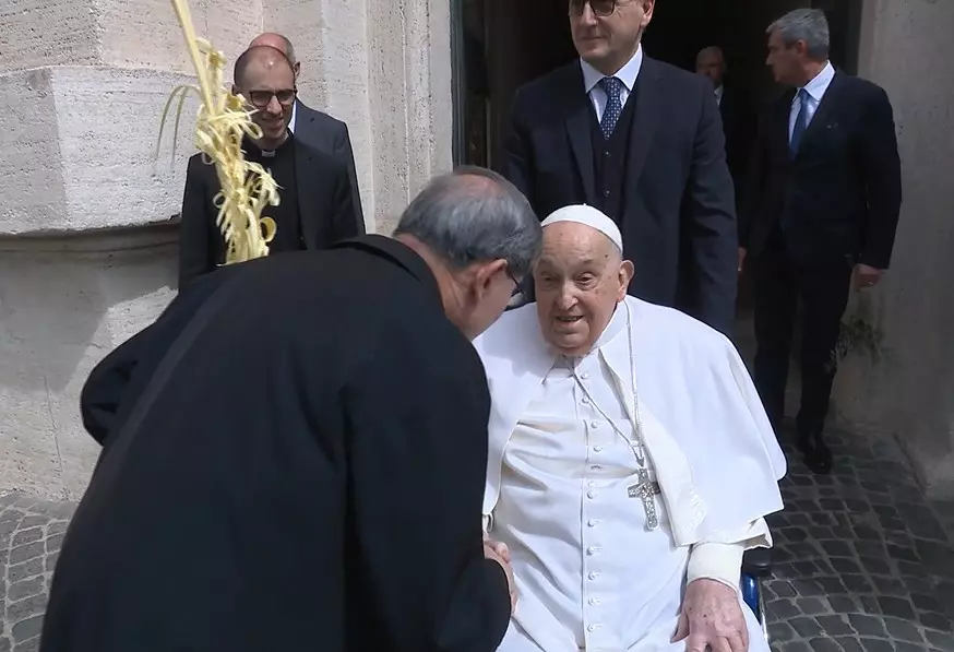 Il Papa a sorpresa in piazza San Pietro “Buona Settimana Santa” Il Papa a sorpresa in piazza San Pietro “Buona Settimana Santa”