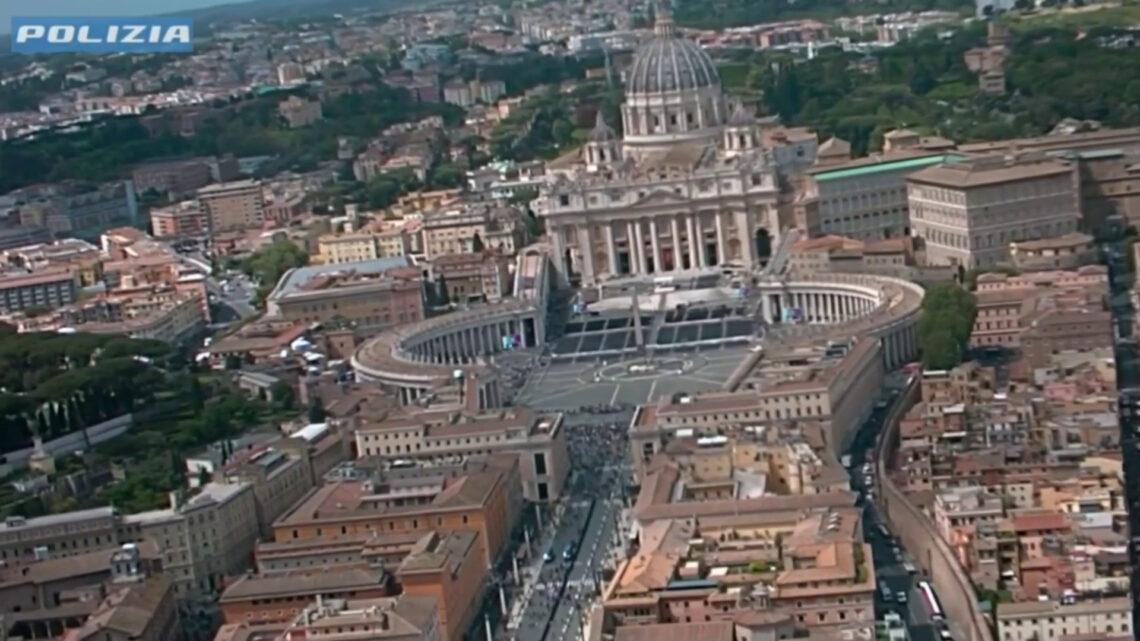 Papa, l’elicottero della Polizia sorvola piazza San Pietro Papa, l’elicottero della Polizia sorvola piazza San Pietro