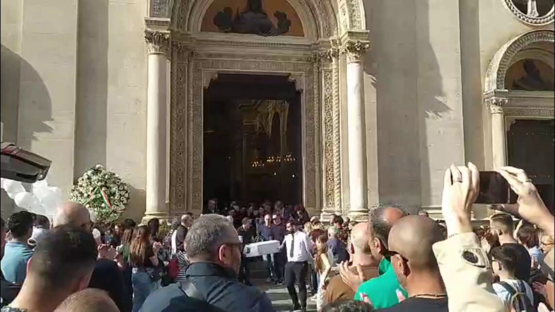 I funerali della neonata lanciata dal balcone dalla mamma I funerali della neonata lanciata dal balcone dalla mamma