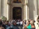 I funerali della neonata lanciata dal balcone dalla mamma
