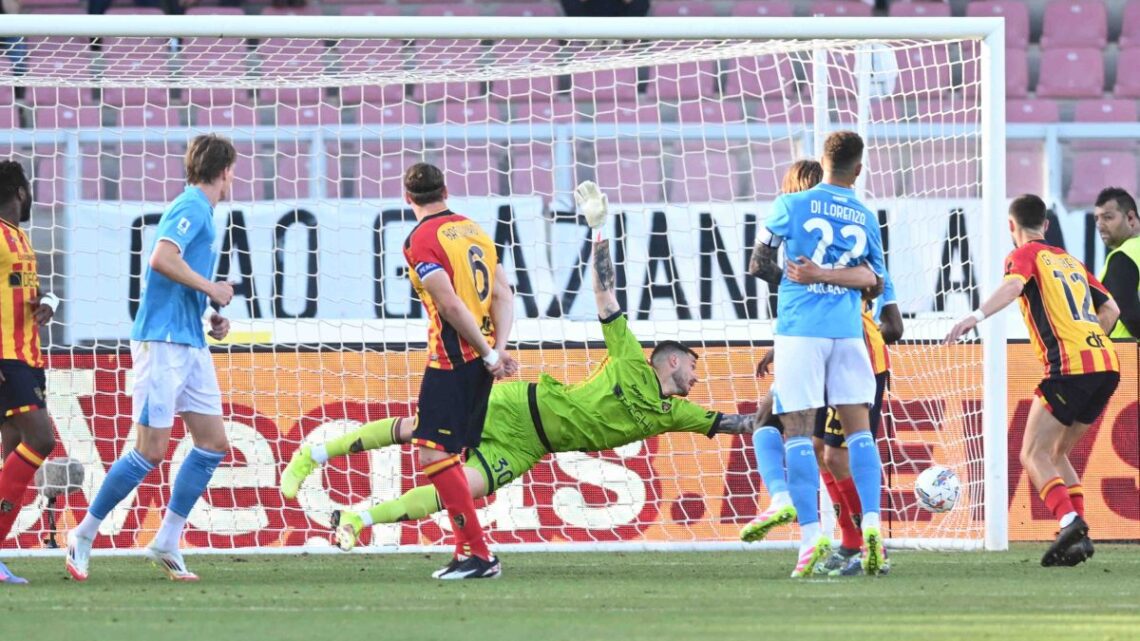 Raspadori affonda il Lecce, il Napoli si avvicina allo scudetto Raspadori affonda il Lecce, il Napoli si avvicina allo scudetto