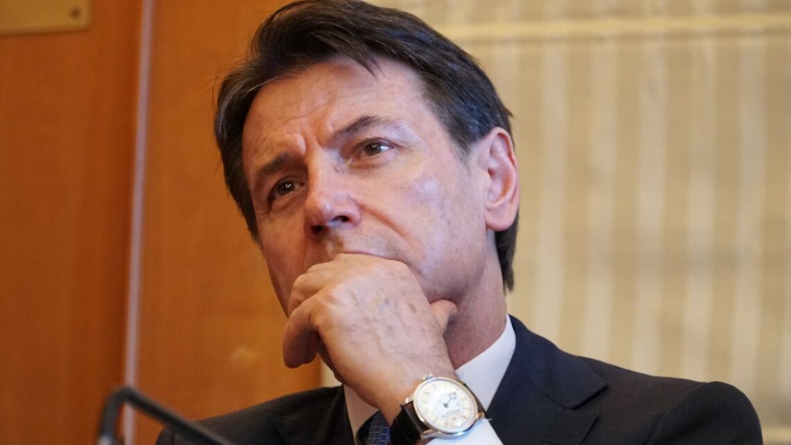Governo, Conte “Stanno distruggendo l’economia” Governo, Conte “Stanno distruggendo l’economia”
