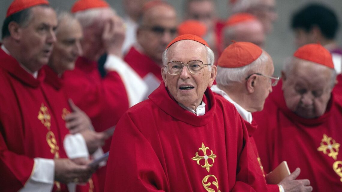 Conclave, cardinale Re “Il mondo di oggi attende molto dalla Chiesa” Conclave, cardinale Re “Il mondo di oggi attende molto dalla Chiesa”