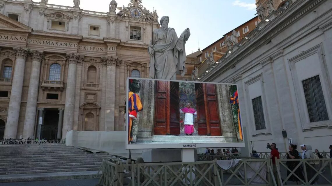 “Extra omnes”. Si chiude la Cappella Sistina, al via il Conclave “Extra omnes”. Si chiude la Cappella Sistina, al via il Conclave