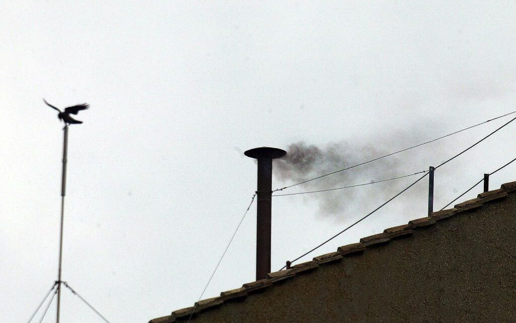 Fumata nera alla prima votazione per eleggere il Papa Fumata nera alla prima votazione per eleggere il Papa