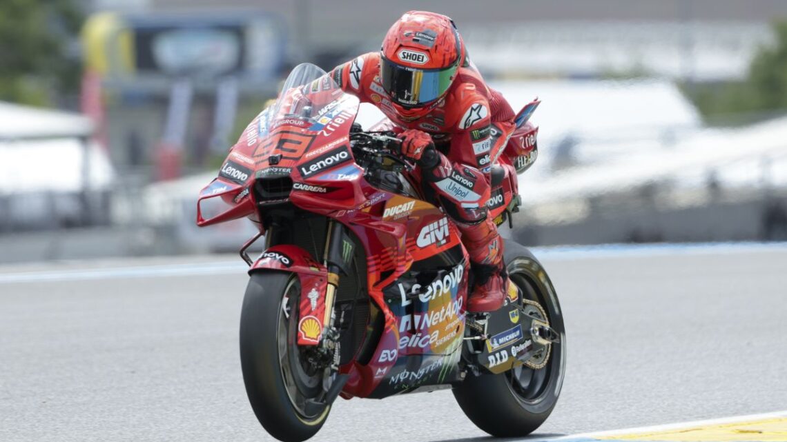 Marc Marquez vince anche la sprint di Le Mans, caduta per Bagnaia Marc Marquez vince anche la sprint di Le Mans, caduta per Bagnaia