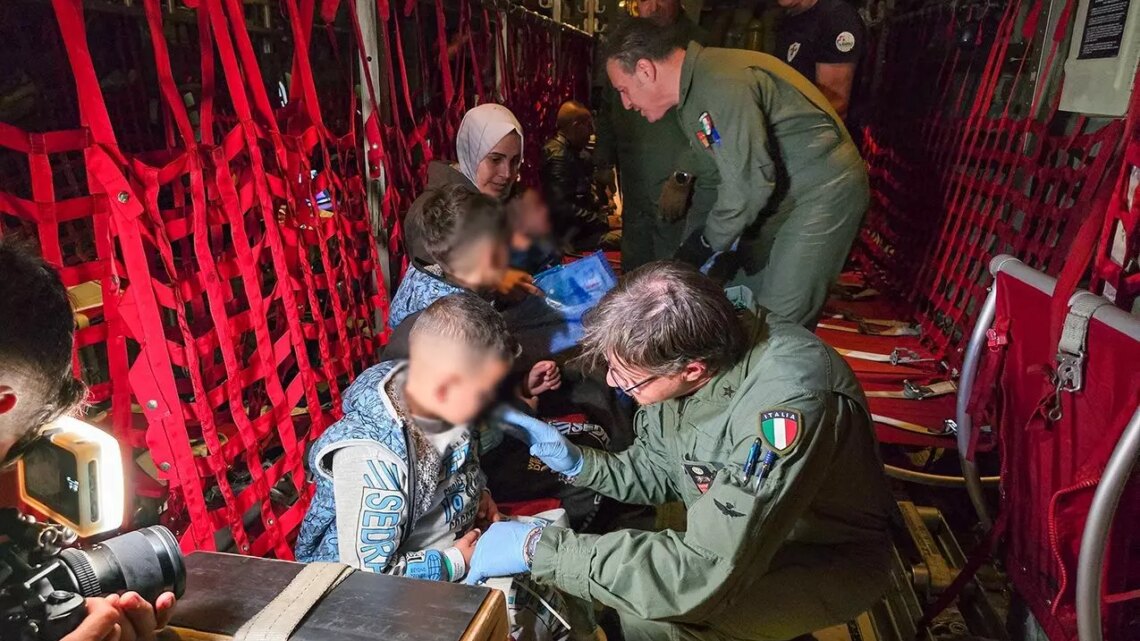 Bimbi palestinesi bisognosi di cure in Italia con due voli speciali della Difesa Bimbi palestinesi bisognosi di cure in Italia con due voli speciali della Difesa