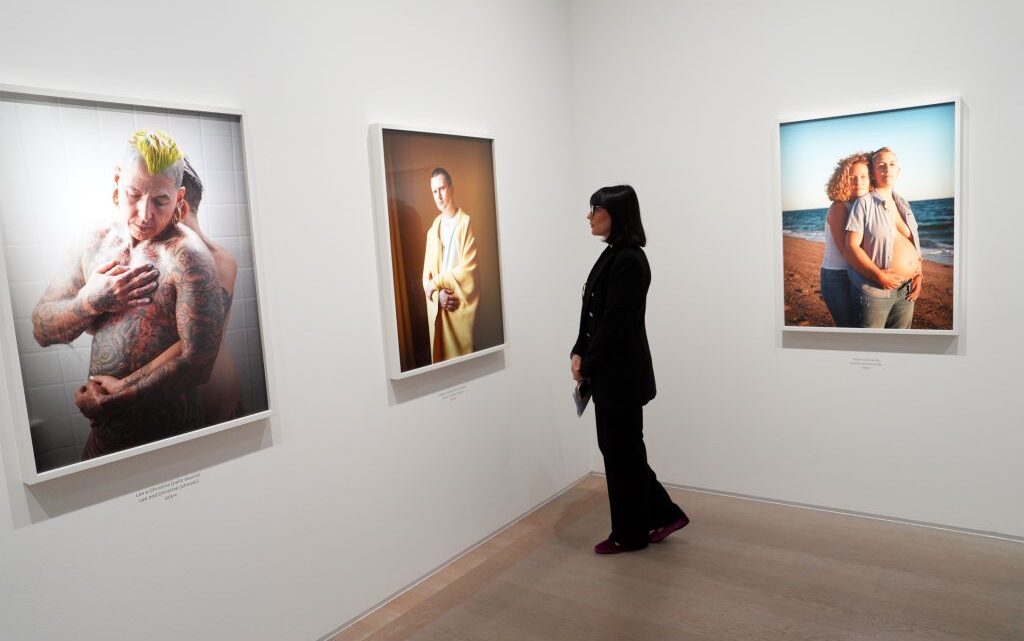 Intesa Sanpaolo, a Milano la mostra “Look at me like you love me” Intesa Sanpaolo, a Milano la mostra “Look at me like you love me”