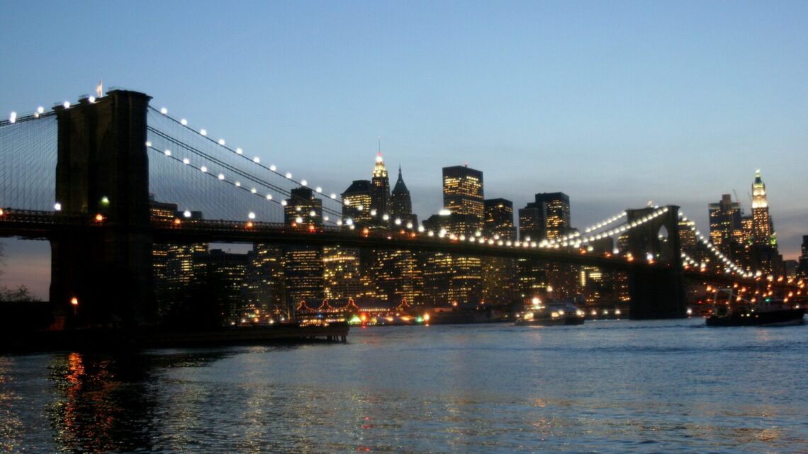 Veliero contro Ponte di Brooklyn a New York, 2 morti e 17 feriti Veliero contro Ponte di Brooklyn a New York, 2 morti e 17 feriti