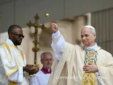 Papa “Costruiamo una chiesa di pace che apra le braccia al mondo”