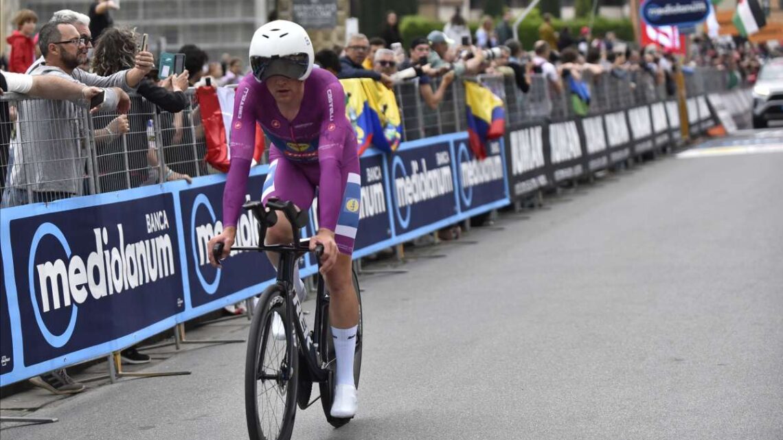 Hoole vince la crono di Pisa, Del Toro resta maglia rosa Hoole vince la crono di Pisa, Del Toro resta maglia rosa