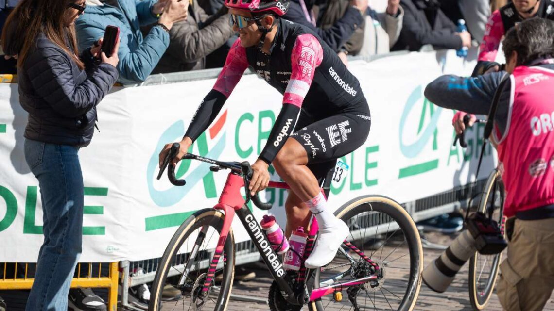 Carapaz vince in solitaria al Giro, Del Toro resta maglia rosa Carapaz vince in solitaria al Giro, Del Toro resta maglia rosa