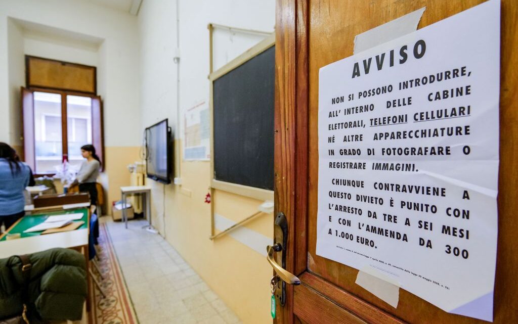Riaperti i seggi per le Amministrative. Affluenza in calo al 43,85% Riaperti i seggi per le Amministrative. Affluenza in calo al 43,85%