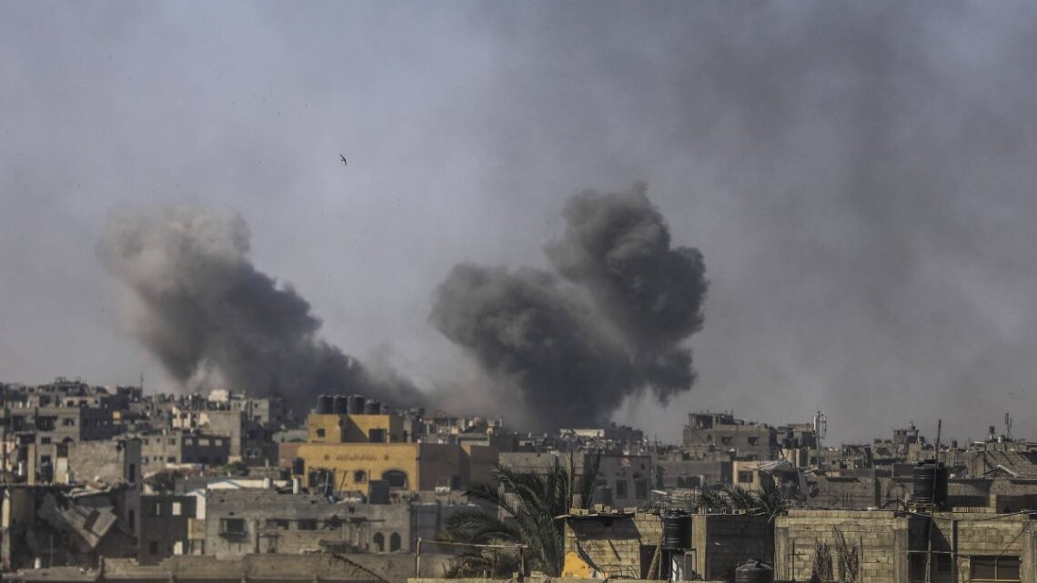 Nuovo raid israeliano a Gaza, colpita una scuola. Almeno 30 morti Nuovo raid israeliano a Gaza, colpita una scuola. Almeno 30 morti