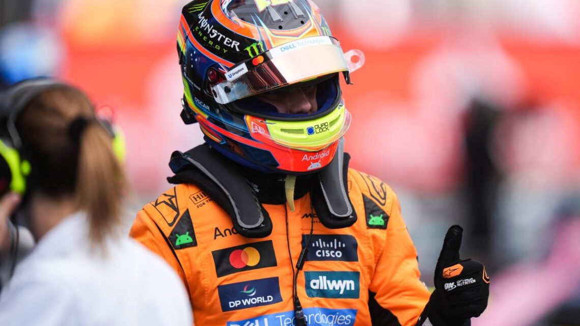 Pole Piastri e prima fila McLaren in Spagna, quinto Hamilton Pole Piastri e prima fila McLaren in Spagna, quinto Hamilton