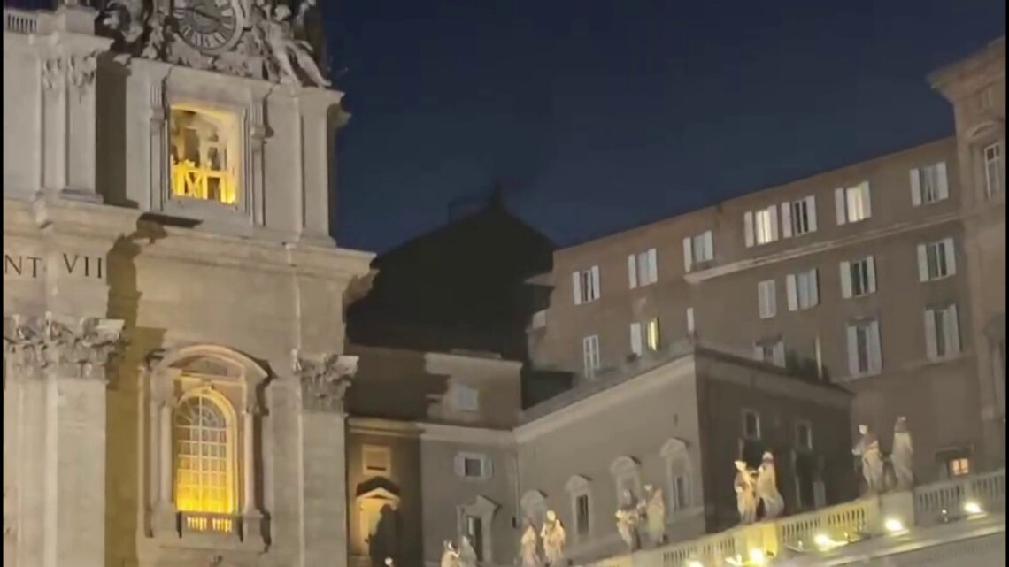 Fumata nera dopo la prima votazione per il nuovo Papa, le immagini Fumata nera dopo la prima votazione per il nuovo Papa, le immagini