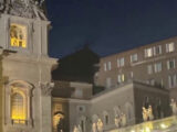 Fumata nera dopo la prima votazione per il nuovo Papa, le immagini