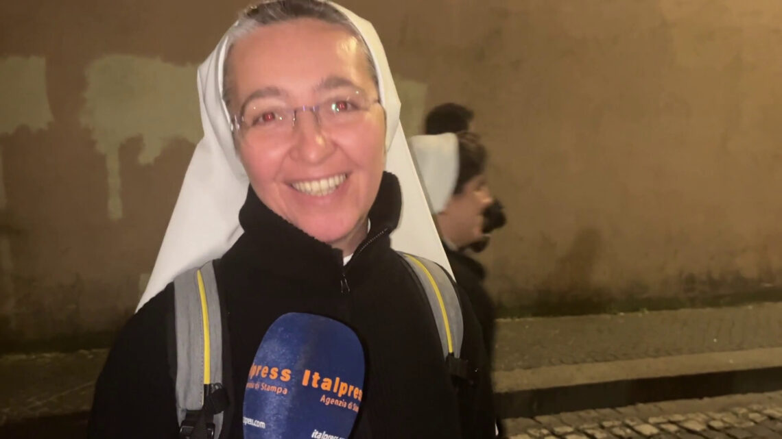 I fedeli dopo la fumata nera “Grande emozione, aspettiamo nuovo Papa” I fedeli dopo la fumata nera “Grande emozione, aspettiamo nuovo Papa”