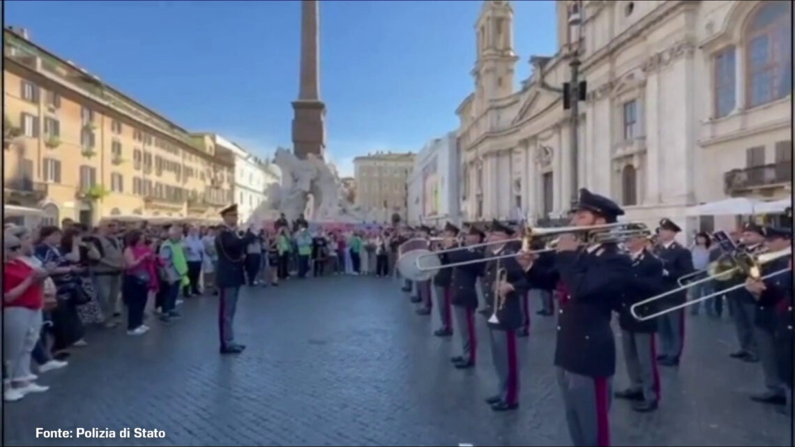 La Banda della Polizia a piazza Navona per il ‘giubileo delle bande’ La Banda della Polizia a piazza Navona per il ‘giubileo delle bande’