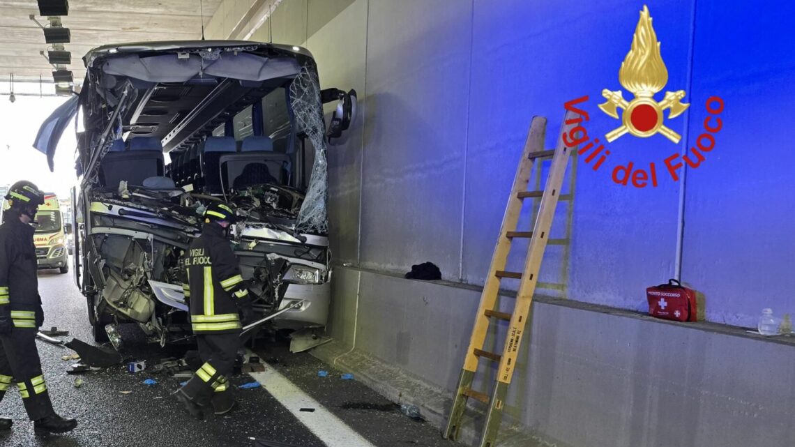 Scontro fra un tir e un bus scolastico nel comasco, morta una maestra Scontro fra un tir e un bus scolastico nel comasco, morta una maestra