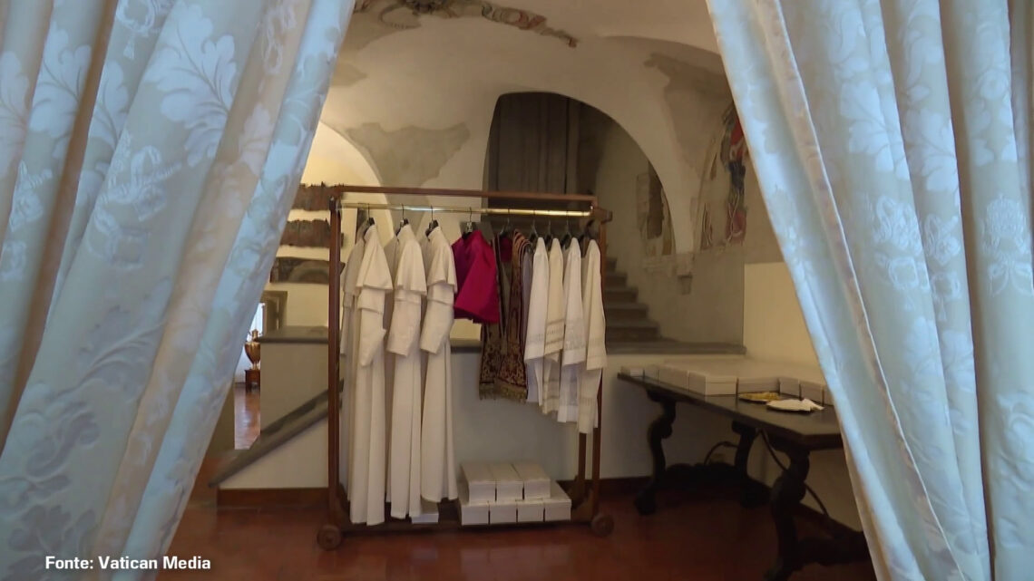 La Stanza delle Lacrime, dove avverrà la vestizione del nuovo Papa La Stanza delle Lacrime, dove avverrà la vestizione del nuovo Papa