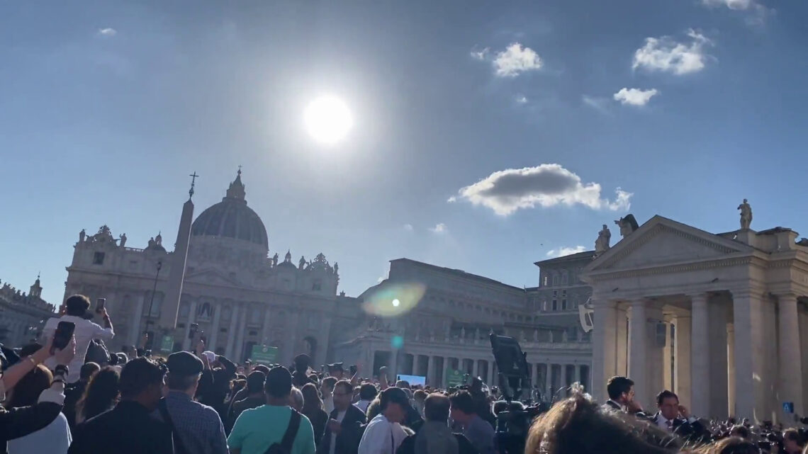 Fumata bianca, fedeli in festa per l’elezione del nuovo Papa Fumata bianca, fedeli in festa per l’elezione del nuovo Papa