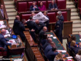 Magi irrompe alla Camera vestito da fantasma, espulso dall’Aula