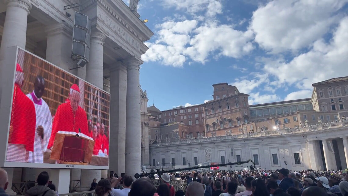Conclave, applausi per il cardinale Zuppi durante il suo giuramento Conclave, applausi per il cardinale Zuppi durante il suo giuramento