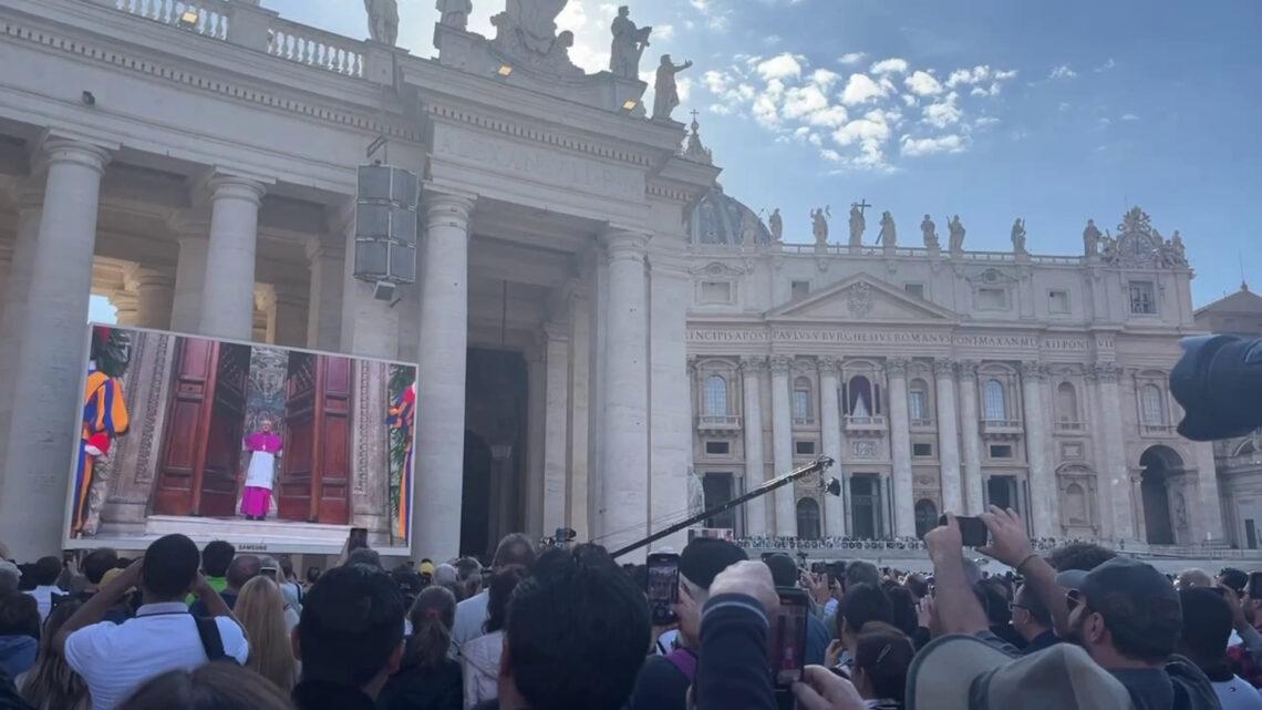 Conclave, i fedeli assistono alla chiusura della Cappella Sistina Conclave, i fedeli assistono alla chiusura della Cappella Sistina