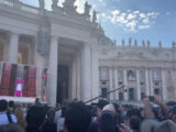 Conclave, i fedeli assistono alla chiusura della Cappella Sistina