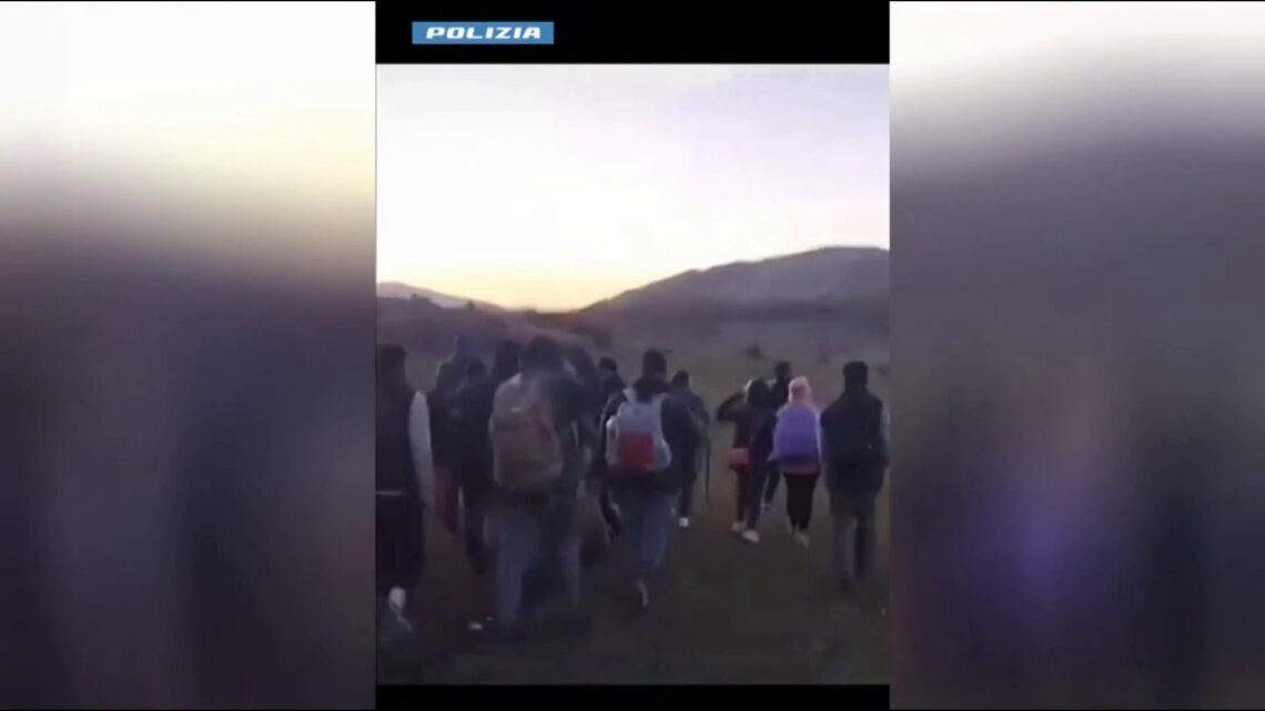 Immigrazione sulla rotta balcanica, smantellata una cellula pakistana Immigrazione sulla rotta balcanica, smantellata una cellula pakistana
