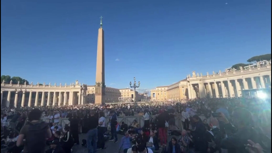 Conclave, in piazza San Pietro i fedeli in attesa della prima fumata Conclave, in piazza San Pietro i fedeli in attesa della prima fumata