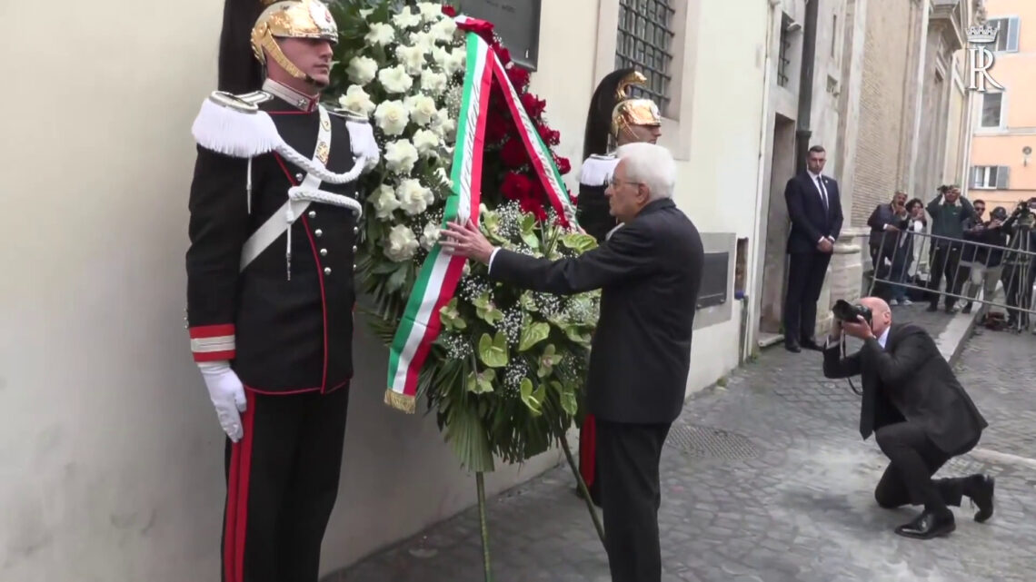 Mattarella rende omaggio ad Aldo Moro in via Caetani Mattarella rende omaggio ad Aldo Moro in via Caetani
