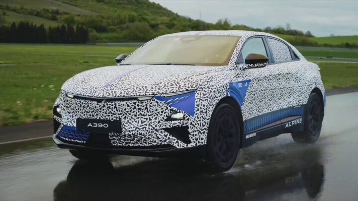 A390, ultimi test per la sport fastback di Alpine