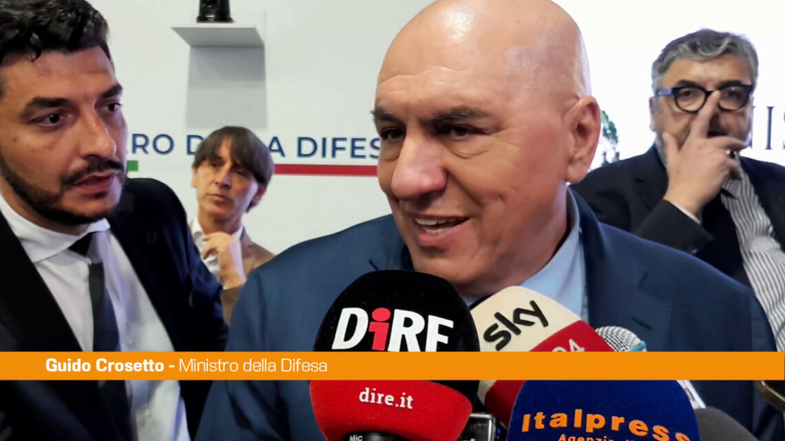 Crosetto “Macron fa battute che si potrebbe risparmiare” Crosetto “Macron fa battute che si potrebbe risparmiare”