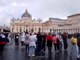 Conclave al via, fedeli in piazza tra pioggia, sole e pronostici