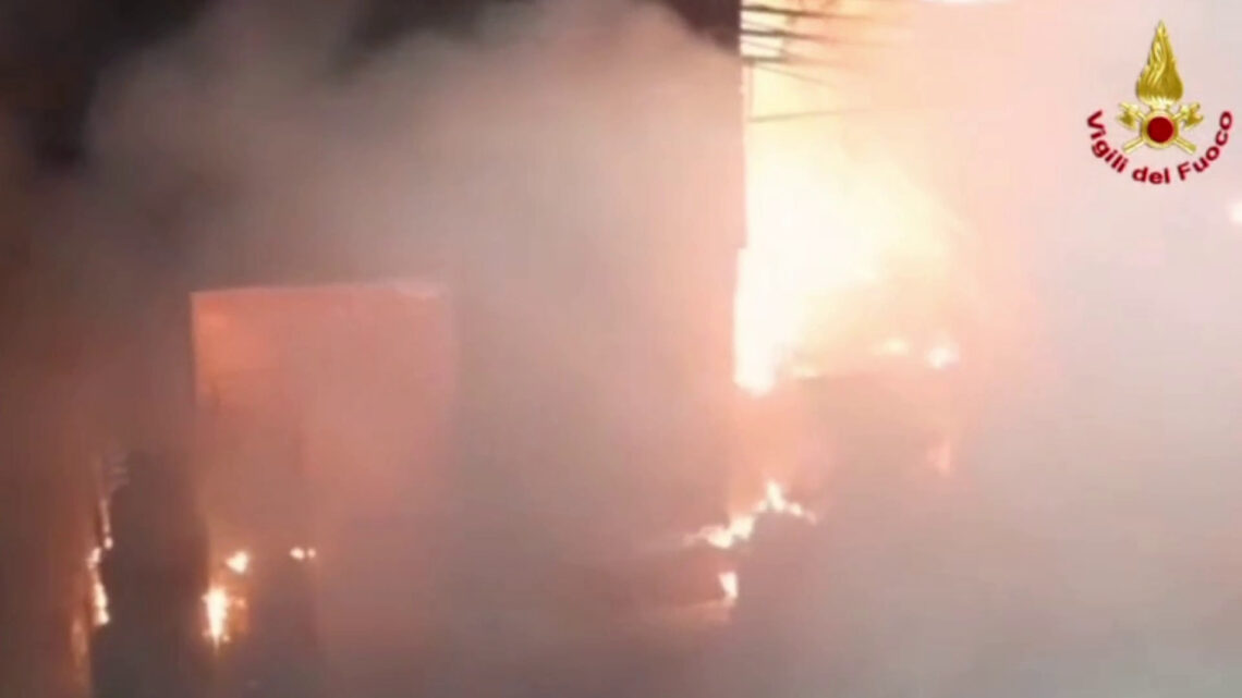 Incendio in impianto trattamento rifiuti nel palermitano, le immagini Incendio in impianto trattamento rifiuti nel palermitano, le immagini