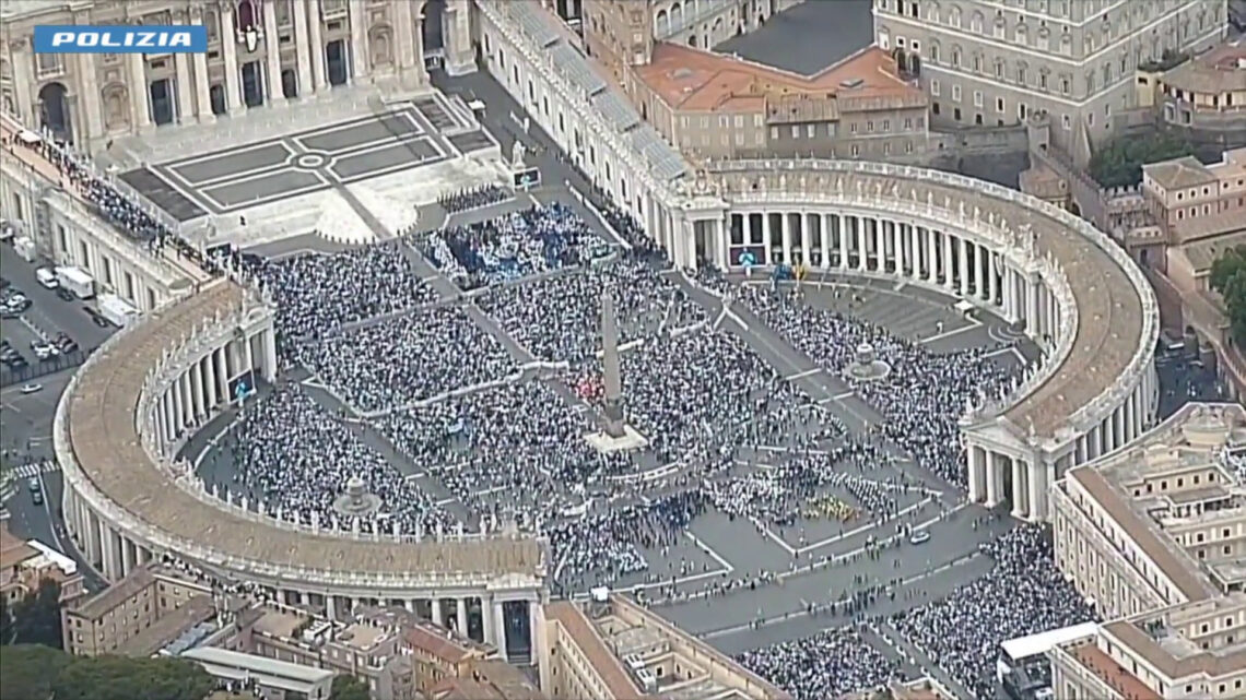 Piazza San Pietro gremita per Papa Leone XIV, immagini da elicottero Piazza San Pietro gremita per Papa Leone XIV, immagini da elicottero