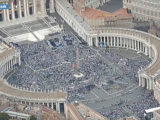 Piazza San Pietro gremita per Papa Leone XIV, immagini da elicottero