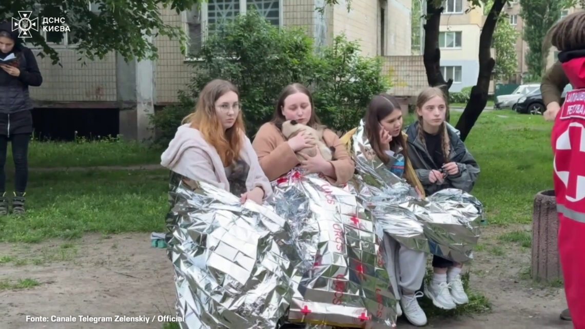 Nella notte attacchi russi su Kiev, tra i feriti anche bambini Nella notte attacchi russi su Kiev, tra i feriti anche bambini