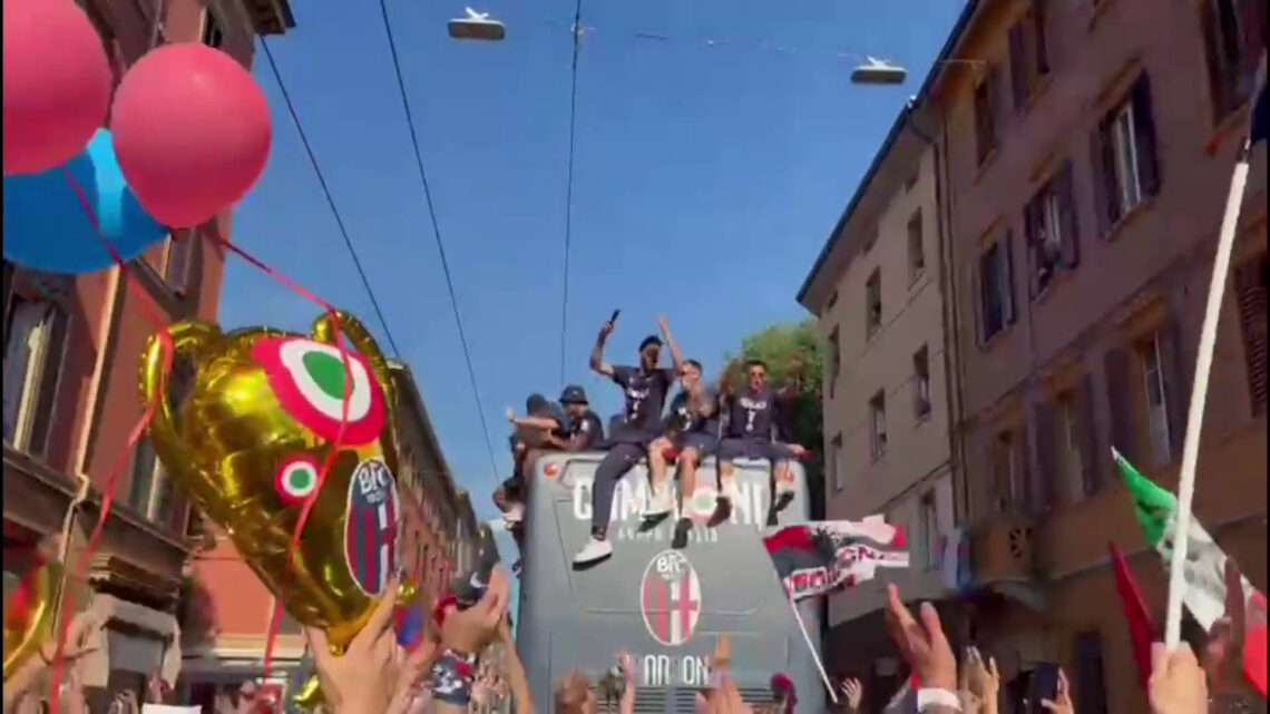 Coppa Italia sul bus scoperto, festa rossoblù per le strade di Bologna Coppa Italia sul bus scoperto, festa rossoblù per le strade di Bologna