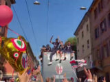 Coppa Italia sul bus scoperto, festa rossoblù per le strade di Bologna