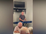 Dave Clayton in vacanza in Sicilia improvvisa brani in un locale