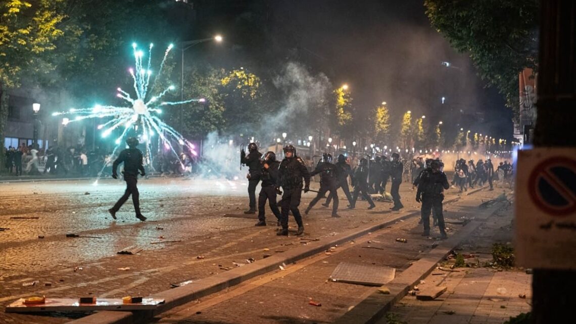Notte di follia in Francia dopo il trionfo del Psg, 2 morti e 560 fermi Notte di follia in Francia dopo il trionfo del Psg, 2 morti e 560 fermi