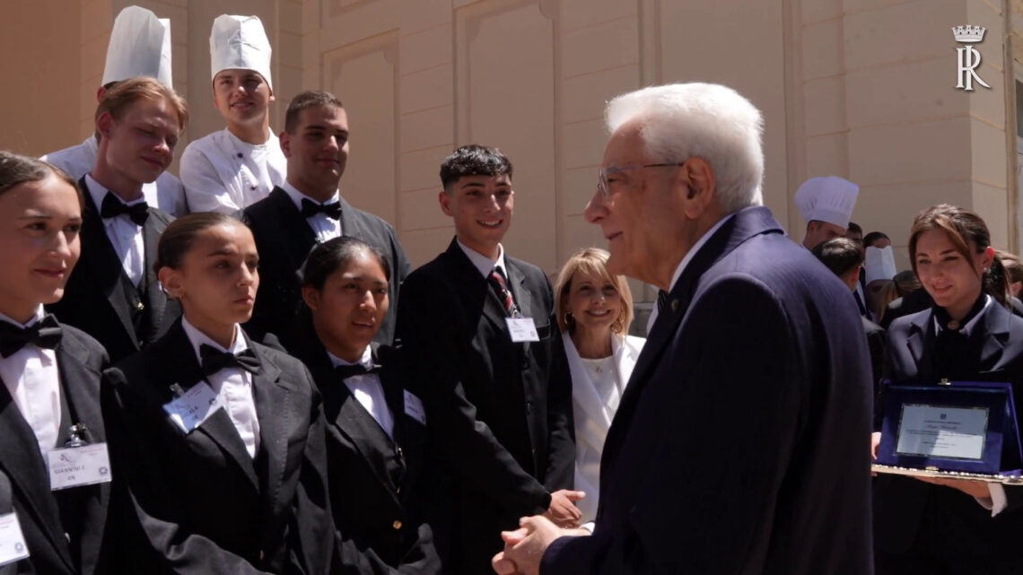 Mattarella incontra gli studenti delle scuole alberghiere al Quirinale Mattarella incontra gli studenti delle scuole alberghiere al Quirinale